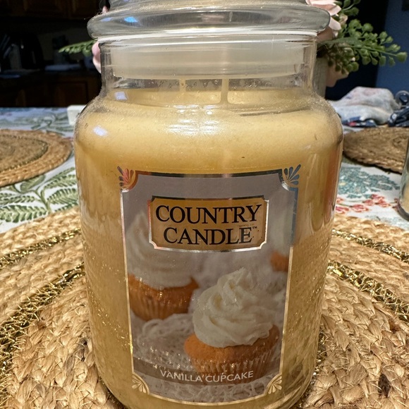 Large vanilla cupcake candle - Picture 1 of 1